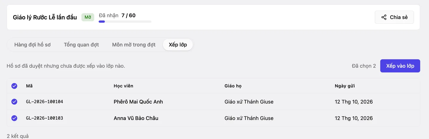 Thẻ «Xếp lớp» của một đợt với danh sách hồ sơ đã duyệt, ô «Lớp đích» và nút «Xếp các hồ sơ đã chọn»