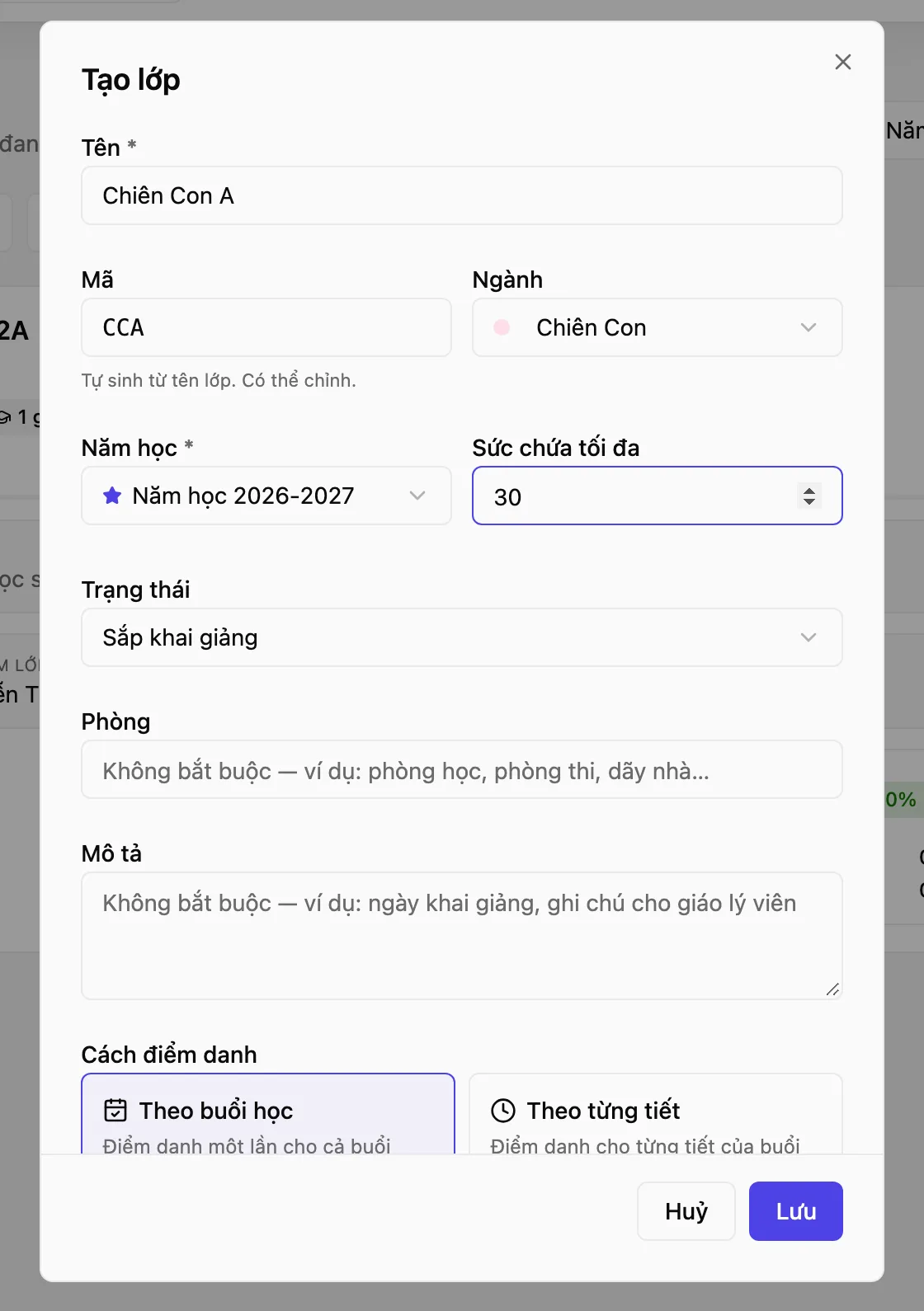 Hộp «Tạo lớp» với các ô «Tên», «Mã», «Ngành», «Năm học», «Sức chứa tối đa», «Trạng thái», «Phòng», «Mô tả» và «Cách điểm danh»