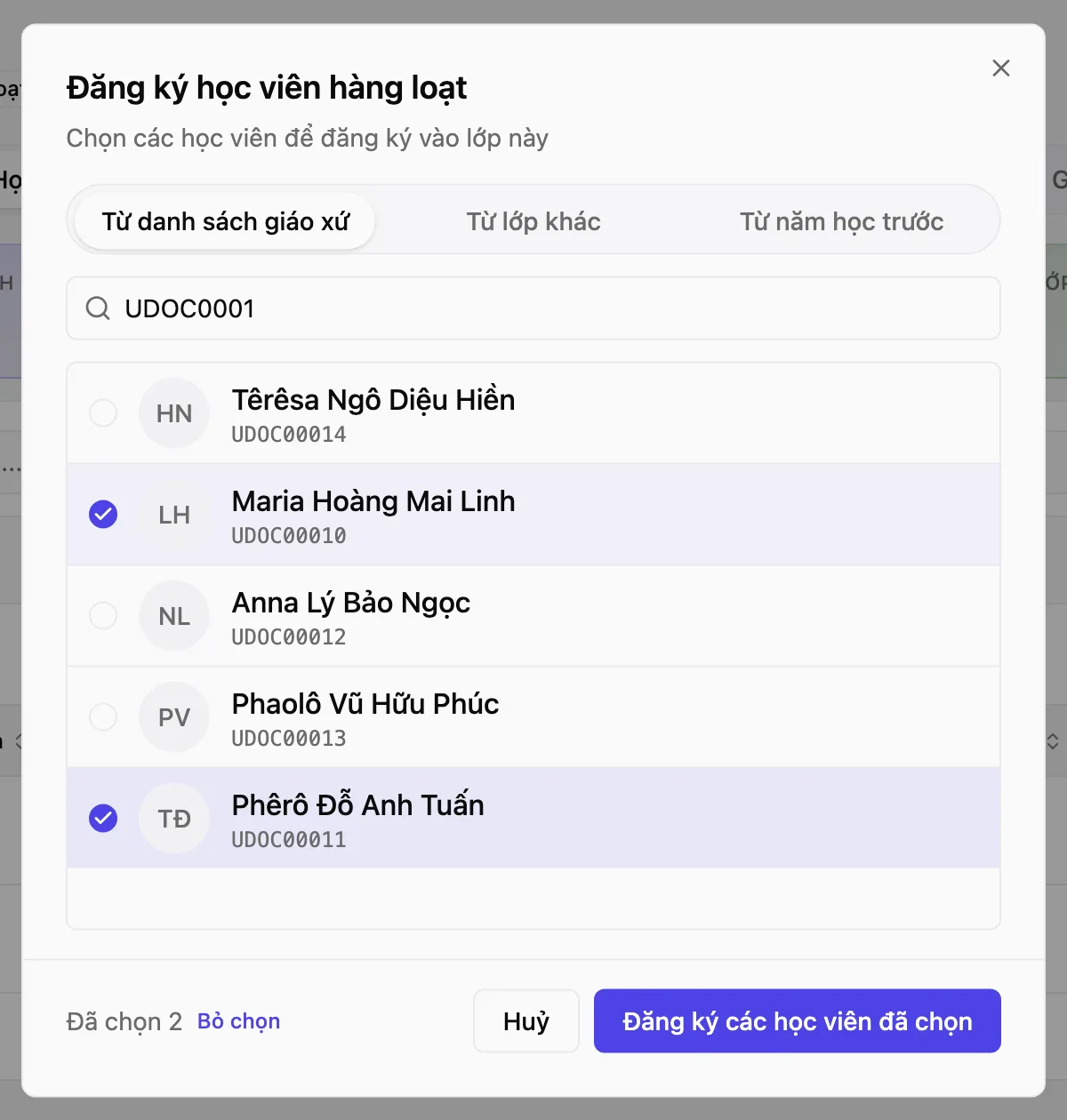 Hộp «Đăng ký học viên hàng loạt» với ba nguồn «Từ danh sách giáo xứ», «Từ lớp khác», «Từ năm học trước», ô «Tìm học viên...» và các học viên được tích chọn
