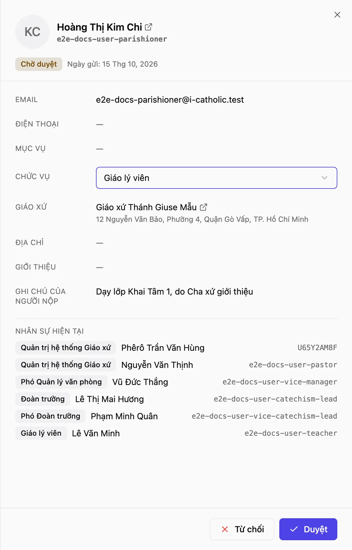 Khung chi tiết đơn bên phải với ô Chức vụ đang chọn, danh sách nhân sự hiện tại và hai nút Từ chối, Duyệt ở cuối