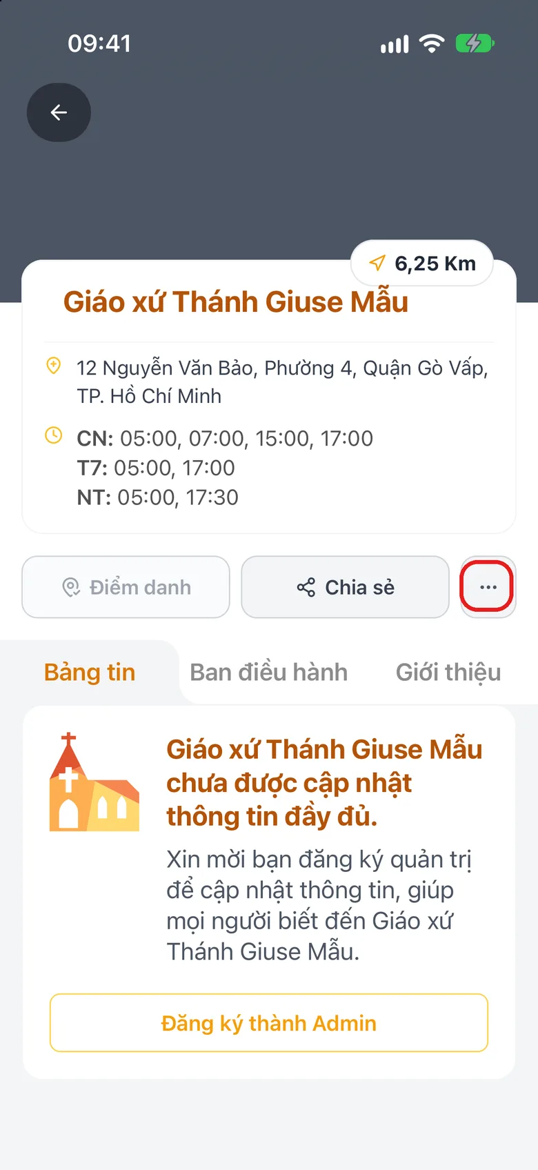 Trang một nhà thờ với nút «⋯» ở góc trên được khoanh đỏ