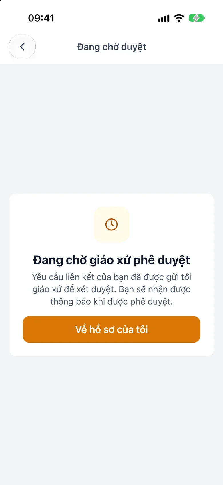Màn «Đang chờ duyệt» với dòng «Đang chờ giáo xứ phê duyệt» và nút «Về hồ sơ của tôi»