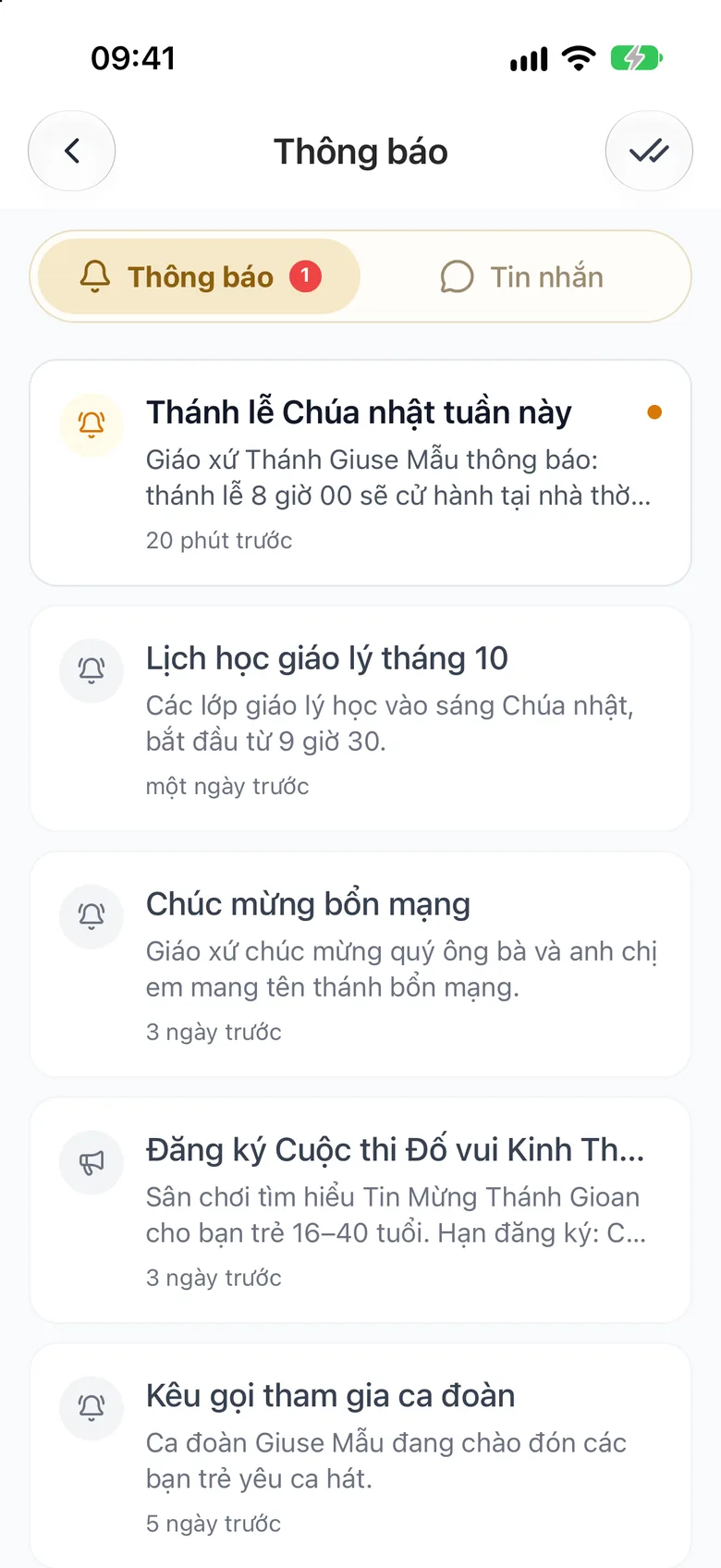 Hộp thông báo với hai thẻ «Thông báo» và «Tin nhắn» ở trên, danh sách thông báo, thông báo chưa đọc có chấm