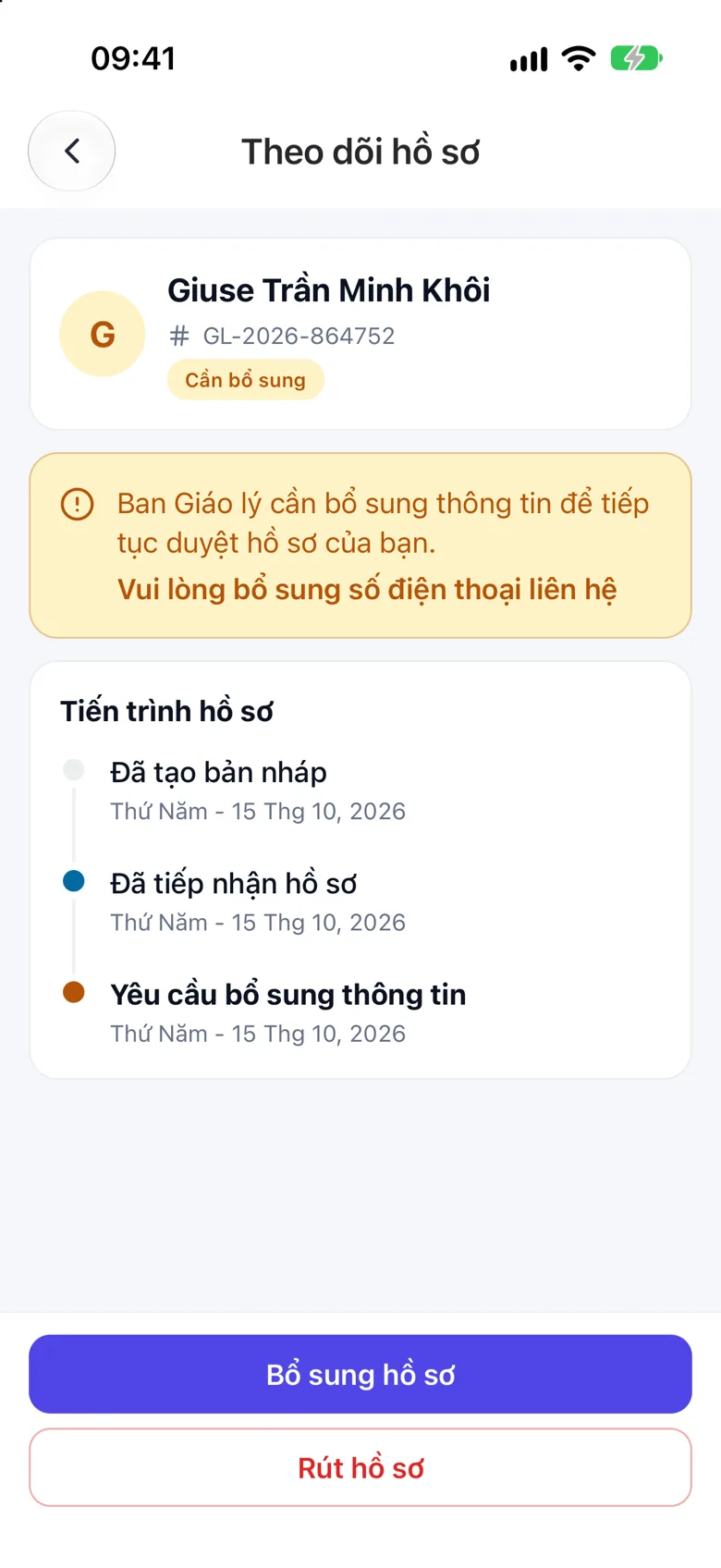 Màn «Theo dõi hồ sơ»: thẻ tên học viên với mã hồ sơ và nhãn «Cần bổ sung», khung lời nhắn của ban giáo lý, thẻ «Tiến trình hồ sơ» và hai nút «Bổ sung hồ sơ», «Rút hồ sơ»